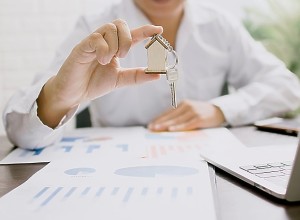 Женщина пыталась вернуть проданную квартиру по «схеме Долиной», но осталась ещё и должна