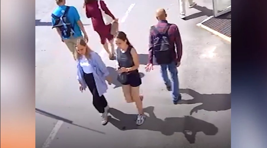 Появилось видео того, как странный тип облапал в центре Екатеринбурга девушку