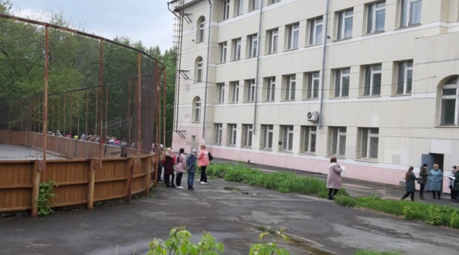 В школу Екатеринбурга ворвался неадекватный мужчина
