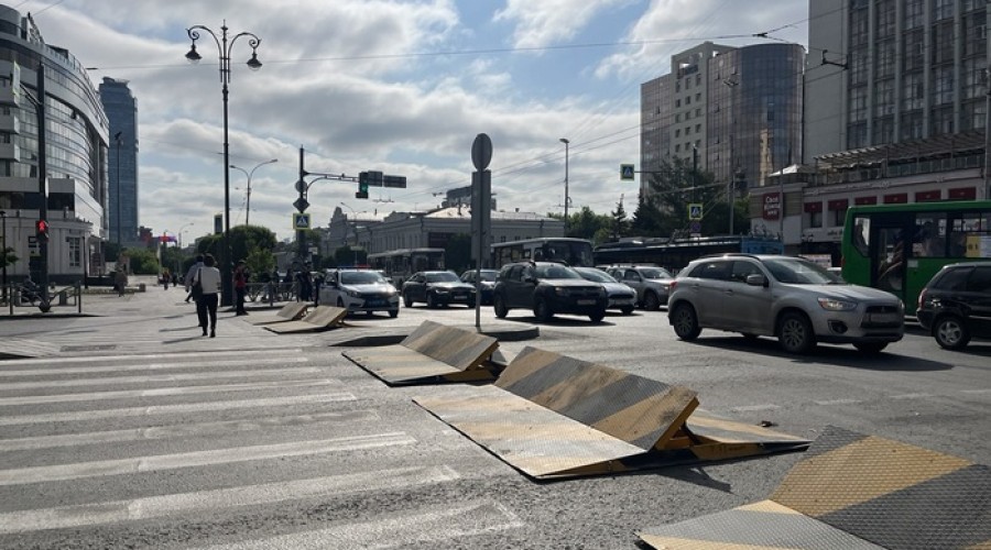 Огромные пробки: в Екатеринбурге до конца недели перекрыли центр