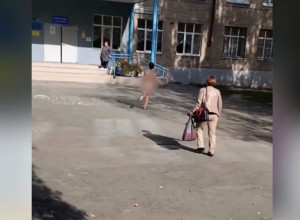 В школу Екатеринбурга прибежал абсолютно голый мужчина