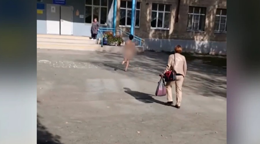 В школу Екатеринбурга прибежал абсолютно голый мужчина