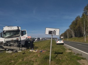 Водитель фуры погиб на трассе в Свердловской области