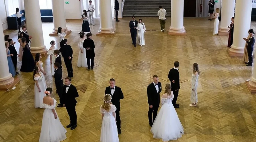 Выяснилось, сколько денег родители в Екатеринбурге готовы потратить на выпускной ребенка