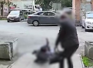 Появилось видео того, как молодая девушка выпала из окна в Екатеринбурге