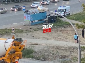 В Екатеринбурге водитель на огромной скорости врезался в светофор и перевернулся