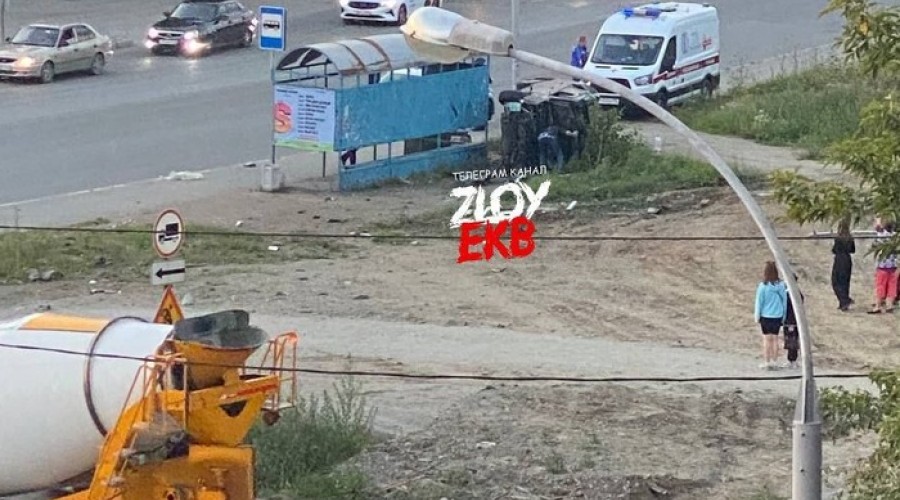 В Екатеринбурге водитель на огромной скорости врезался в светофор и перевернулся