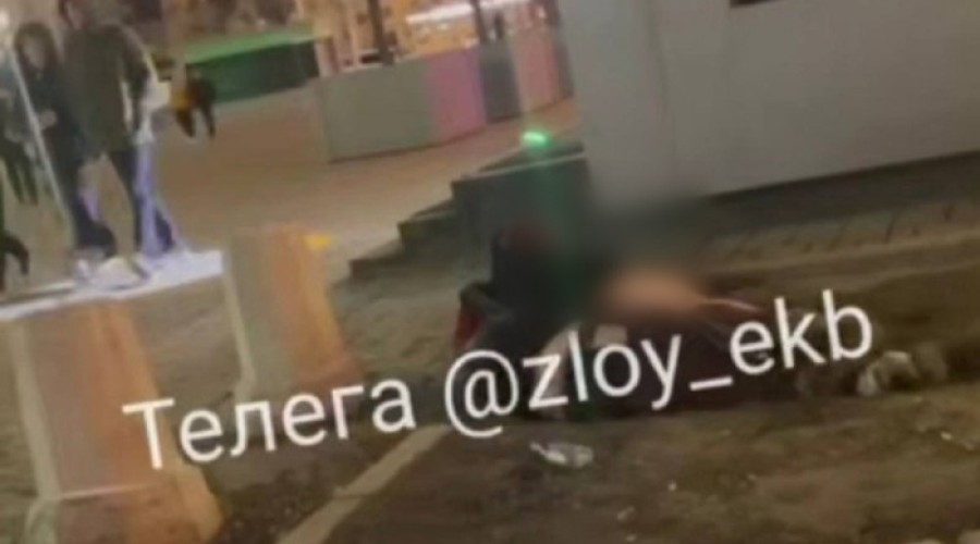 Пара занялась сексом на газоне около главного вокзала Екатеринбурга