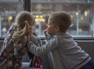 В уральской школе 8-летний мальчик сломал однокласснице колено