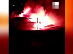 В свердловском городе неизвестный сжёг автомобили на парковке