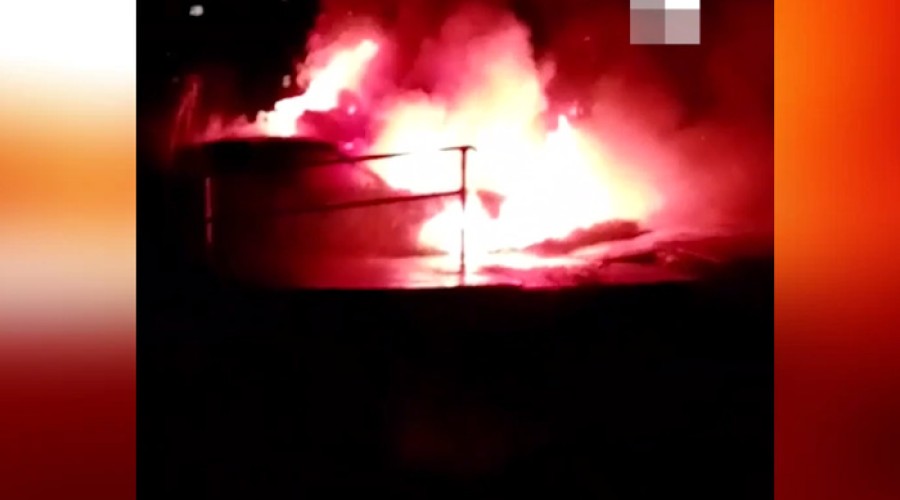 В свердловском городе неизвестный сжёг автомобили на парковке