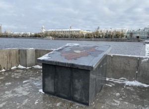 В Екатеринбурге демонтируют гранитную карту города, напоминающую надгробие