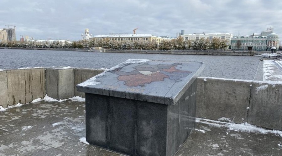 В Екатеринбурге демонтируют гранитную карту города, напоминающую надгробие