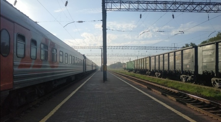 Свердловские подростки едва не пустили под откос пассажирский поезд