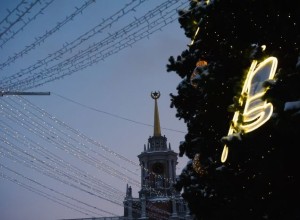 «Нужно обсуждать»: Алексей Орлов предложил убрать Ледовый городок с площади 1905 года