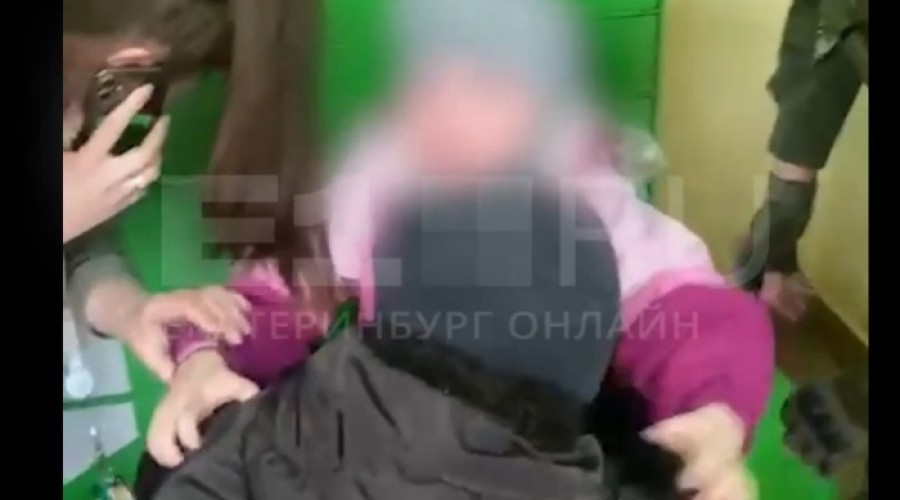 В Екатеринбурге девочка случайно заперлась в ячейке постамата Сбера