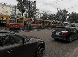 На перекрёстке Тверитина — Мичурина полуголый неадекват остановил трамвайное движение