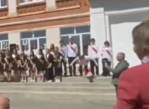 Свердловский выпускник упал в обморок во время Последнего звонка