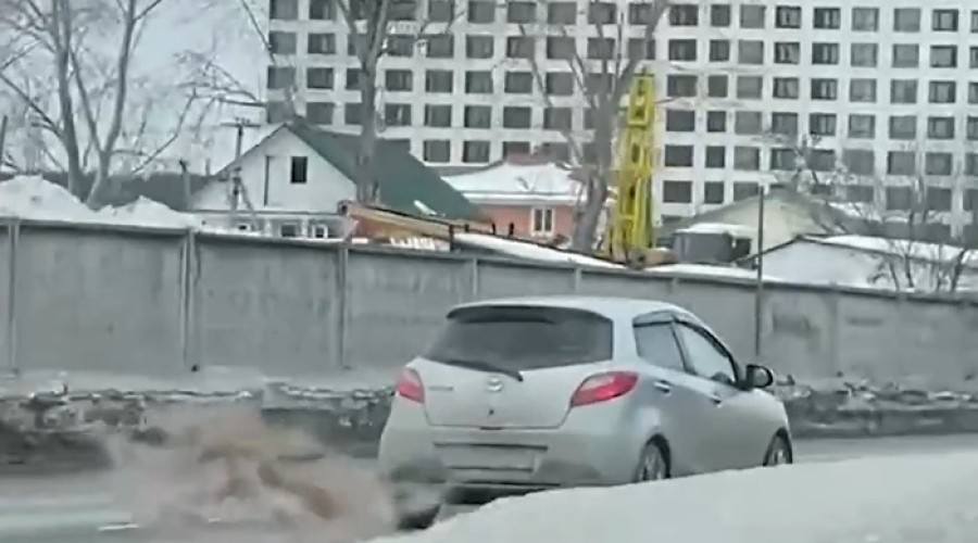 В Екатеринбурге засняли девушку за рулём легковушки, которая гнала по встречке
