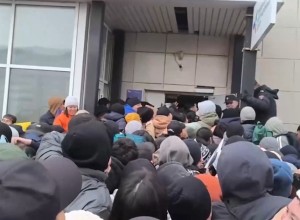 В Екатеринбурге толпа иностранцев опять осаждает центр для мигрантов