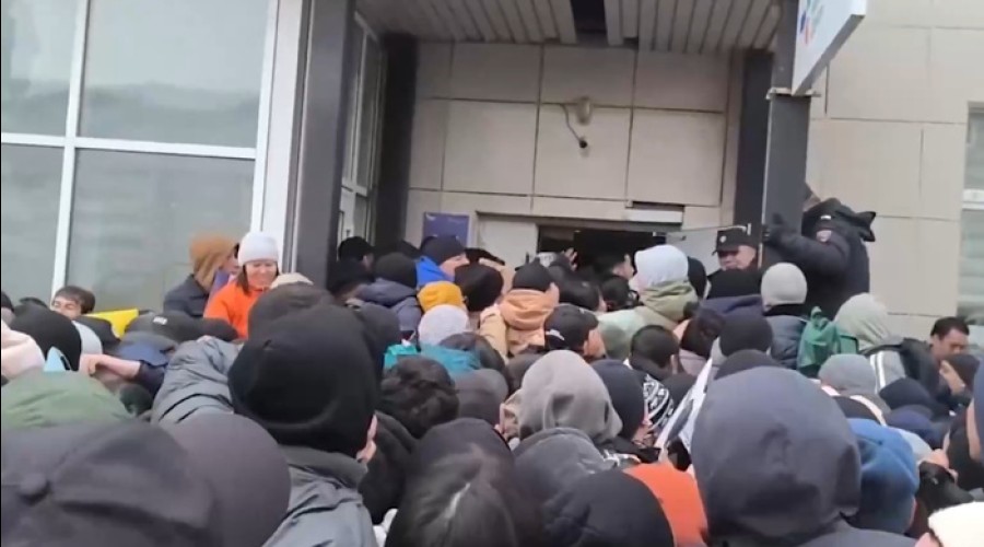В Екатеринбурге толпа иностранцев опять осаждает центр для мигрантов