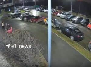 В Екатеринбурге парень избил сидевшего у подъезда пенсионера после инсульта