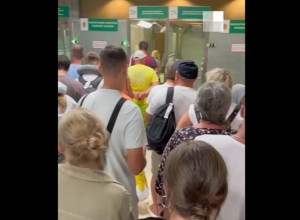 Туристы из Антальи застряли в огромных очередях в аэропорту Кольцово