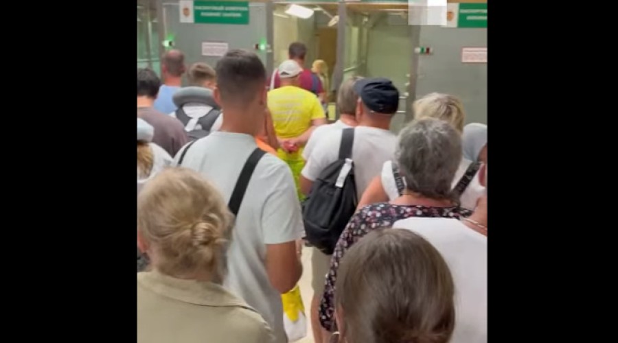 Туристы из Антальи застряли в огромных очередях в аэропорту Кольцово