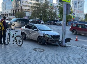 Пассажирка такси выпала через боковое стекло в момент аварии в Екатеринбурге 