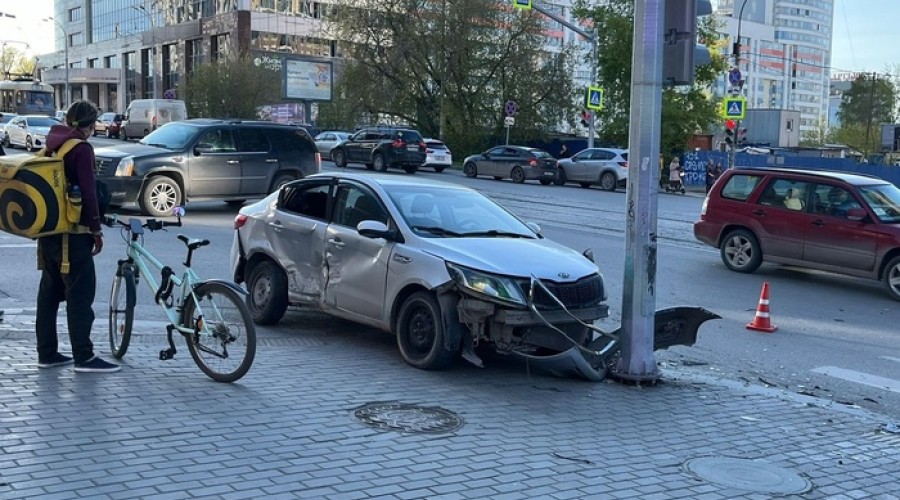 Пассажирка такси выпала через боковое стекло в момент аварии в Екатеринбурге 