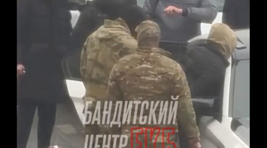 Стало известно, за что в центре Екатеринбурга спецназ жестко задержал двух мужчин на BMW