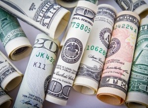 Екатеринбургский экономист рассказал, когда за доллар будут просить больше 100 рублей