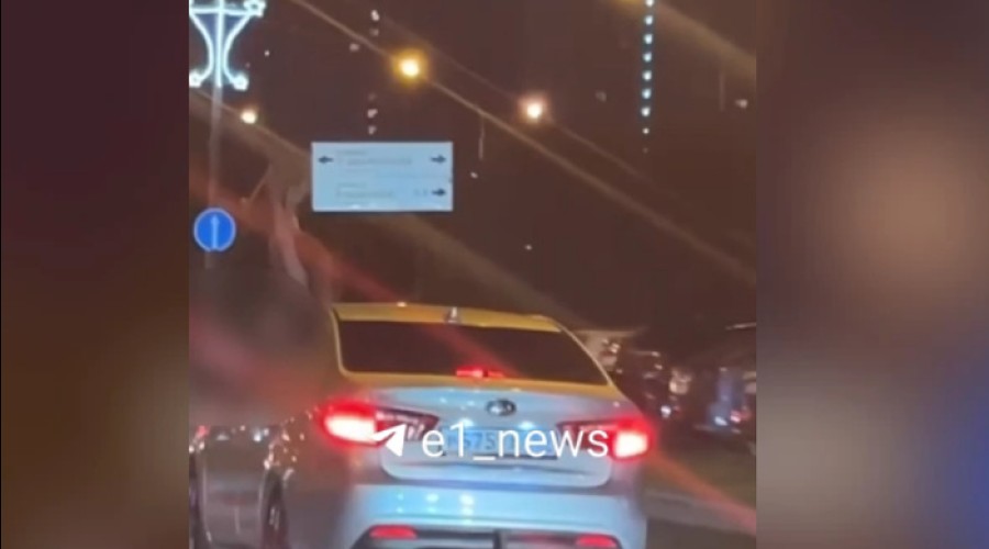 Девушка с голой грудью высунулась из машины во время движения в Академическом