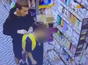 В Екатеринбурге объявили в розыск молодого парня и школьника за кражу из магазина — видео