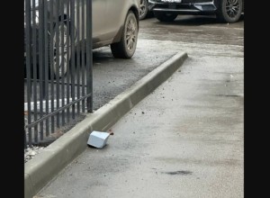 На Уральских рабочих со стройки «Атома» на тротуар падают «кирпичи»