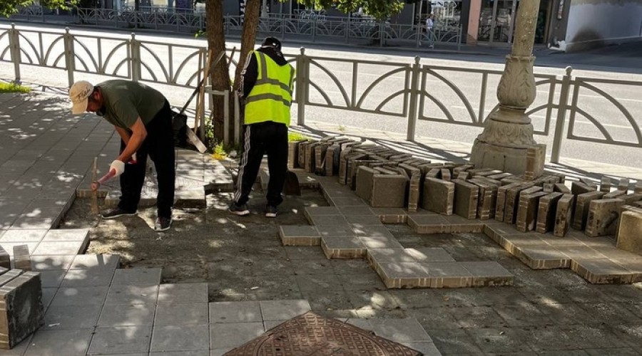 На Малышева снова стали перекладывать плитку