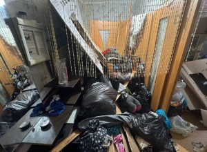 В Екатеринбурге двое детей сбежали от матери, которая заперла их в квартире в чудовищных условиях