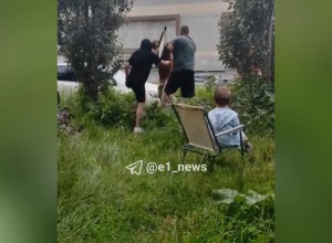 Екатеринбуржцы устроили жесткую драку напротив горящего завода