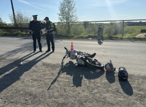 В свердловском посёлке 15-летний школьник с подругой на питбайке врезались в иномарку. Их увезли в реанимацию