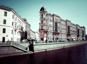 В Петербурге дворник своими ребрами поймал выпавшего с высоты 7 этажа ребенка
