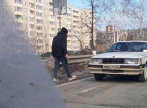 Под Екатеринбургом заметили пьяного мужчину, бегавшего по улице с ножом