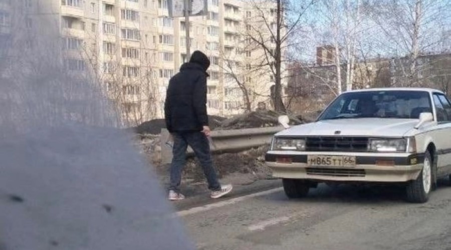 Под Екатеринбургом заметили пьяного мужчину, бегавшего по улице с ножом