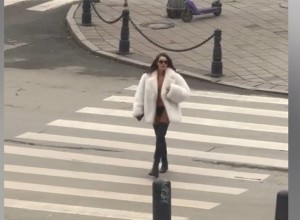  В центре Екатеринбурга засняли девушку в нижнем белье
