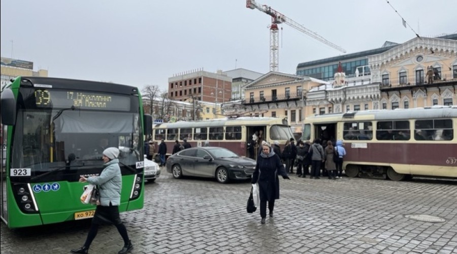 Автобус в Екатеринбурге перестанет останавливаться около ТЦ из-за ужасной дороги