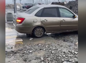 Екатеринбуржцы пожаловались на выбоину на трассе