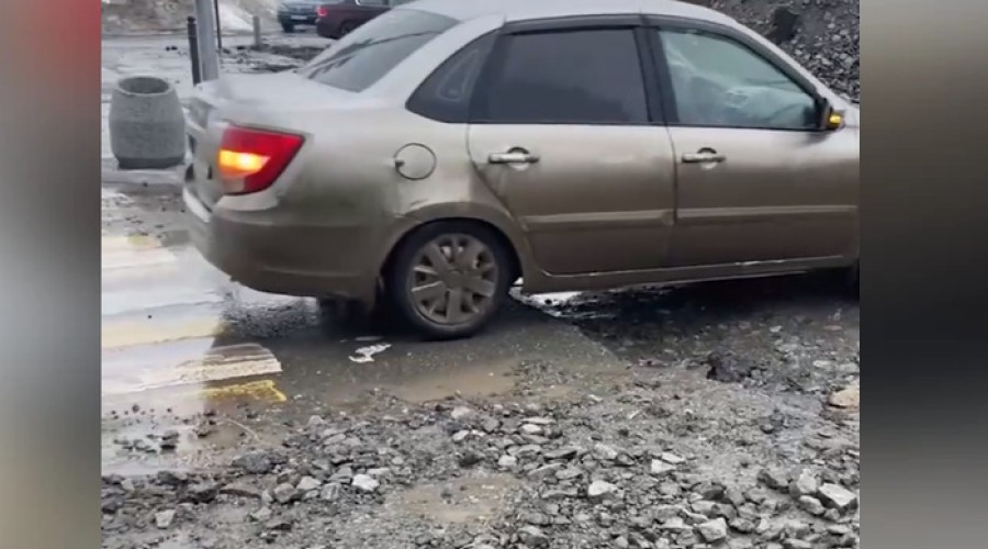 Екатеринбуржцы пожаловались на выбоину на трассе