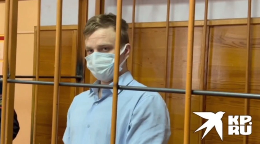 «Надеется, что признают невменяемым». В Екатеринбурге убийца маленькой дочери «косит под дурачка»