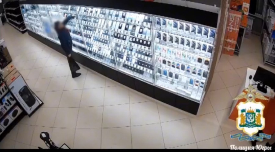 В ХМАО мужчина в подарок жене случайно украл смартфон