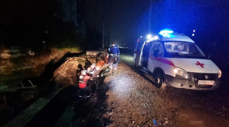 Свердловчанин упал в яму, выкопанную коммунальщиками