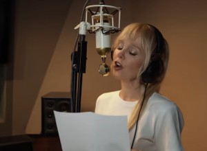 Депутат Лантратова раскритиковала афишу певицы Валерии за «украинские» цвета